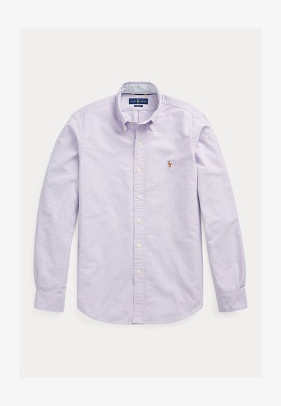 Chemise à manches longues de couleur violet clair, en coton texturé, dotée d'un col classique et d'un petit logo brodé sur la poitrine.