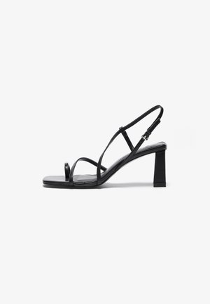 Schwarze high-heeled Sandalen mit quadrater Zehenform, dünnen verstellbaren Riemen und einem klobigen Blockabsatz. Glatte Ledertextur mit minimalen Details.
