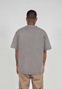 MJ Gonzales HIGHER THAN HEAVEN ACID WASHED HEAVY OVER - T-shirts print - asphalt