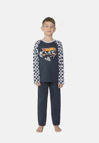 Námořnické pyžamo s grafikou černého závodního auta na tričku, s kostkovanými rukávy a odpovídajícími tmavými kalhotami. Materiál z bavlněné směsi.