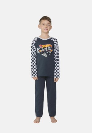 Nachtblaues Schlafanzug-Set mit einem Grafikdesign eines schwarzen Rennautos auf dem Shirt, mit karierten Ärmeln und passenden dunklen Hosen. Material aus Baumwollmischung.
