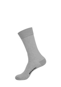 Chaussette en coton grise avec un revers côtelé, texture lisse et talon renforcé. Le texte noir indique "SERGE BLANCO" près de l'orteil.