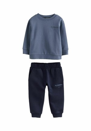Kinder-Set aus passendem marineblauen Sweatshirt und Jogginghose mit AllSaints-Logo auf Brust und Oberschenkel.