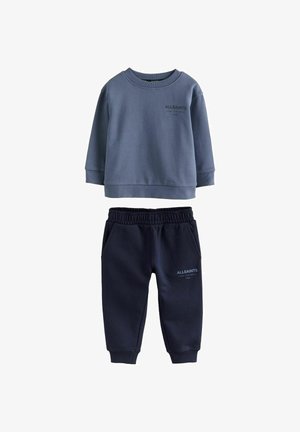 Børns matchende marineblå sweatshirt og joggebukser med AllSaints-logo på bryst og lår.