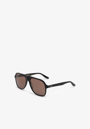 Schwarze rechteckige Sonnenbrille mit braun getönten Gläsern und dünnen Bügeln, mit kleinen goldenen "MW"-Initialen an der Seite.