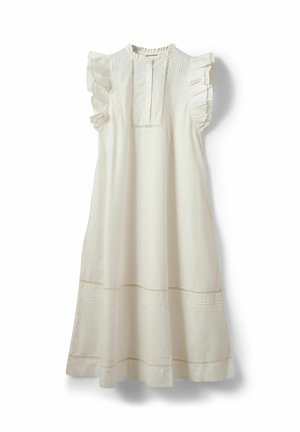 Biele šaty bez rukávov s volánmi na ramenách, so záševkami a čipkovanými ozdobami na prednej strane a na okraji, visiace na bielom pozadí.