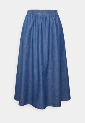 Falda de mezclilla con cintura elástica, forma en A, hasta la rodilla, en un acabado azul medio con una textura suave y detalles de costura mínimos.