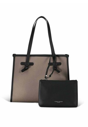 Grande borsa shopper beige con dettagli e manici in pelle nera; include una pochette zip nera staccabile con logo. Tessuto dalla texture liscia.