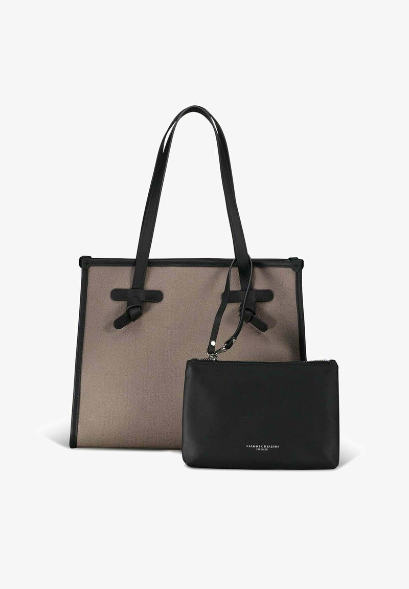 Grande borsa shopper beige con dettagli e manici in pelle nera; include una pochette zip nera staccabile con logo. Tessuto dalla texture liscia.
