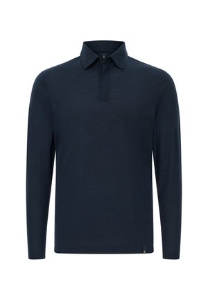 Camisa polo de manga larga azul marino con cuello y una tapeta de dos botones, exhibida sobre un fondo blanco liso.