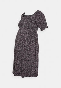 Vestido de maternidade com padrão floral, decote quadrado, mangas bufantes e corpete pregueado. Tecido preto com pequenas flores rosas e brancas.