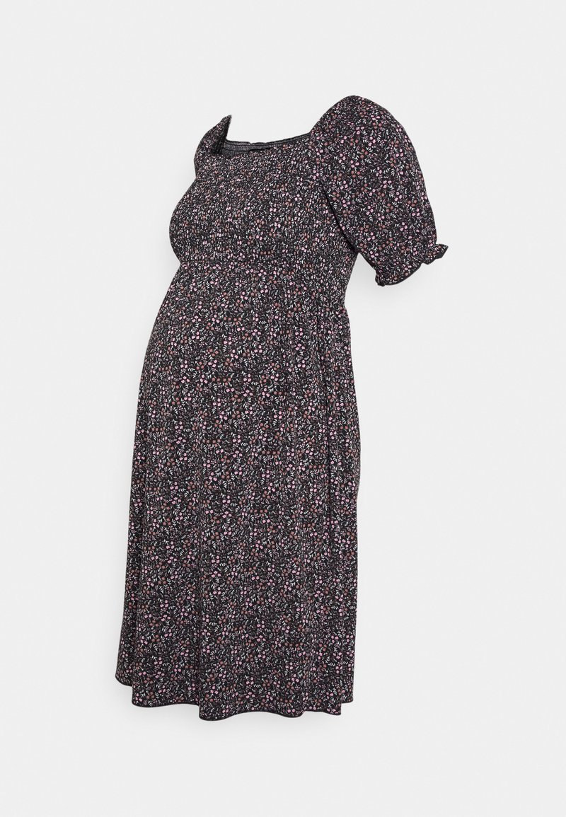 Vestido de maternidade com padrão floral, decote quadrado, mangas bufantes e corpete pregueado. Tecido preto com pequenas flores rosas e brancas.