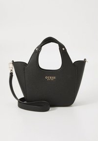 Geantă neagră sintetică cu suprafață texturată, două mânere scurte, curea detașabilă, logo auriu pe față și formă structurată.