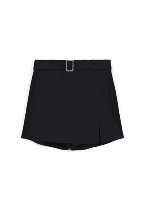 Schwarzer Skort aus glattem Stoff, mit einer rechteckigen Schnalle am Bund und einem Schlitzdetail vorne. Das Design ist tailliert und strukturiert.