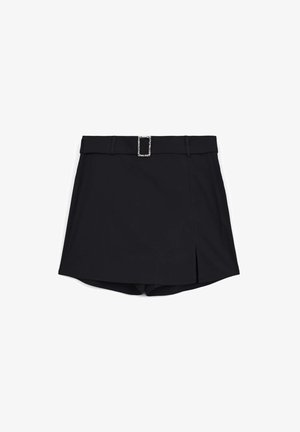 Schwarzer Skort aus glattem Stoff, mit einer rechteckigen Schnalle am Bund und einem Schlitzdetail vorne. Das Design ist tailliert und strukturiert.