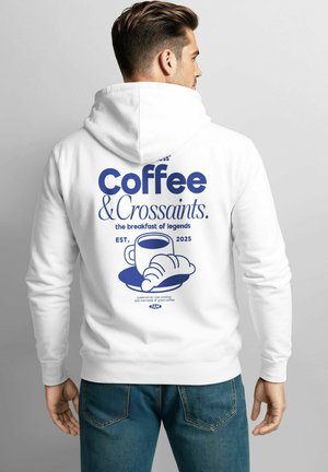 Weißer Kapuzenpulli mit blauem grafischem Text: "Kaffee & Croissants." Illustrationen einer Kaffeetasse und eines Croissants. Bequemer Schnitt, schlichtes Design.