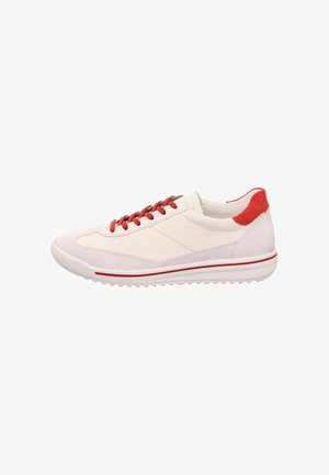 Witte sneaker met rode veters, een rood hielstuk en een rode streep langs de zool, weergegeven van de linkerkant op een witte achtergrond.
