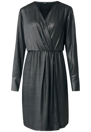 Vestido envolvente negro y metálico con mangas largas, escote en V profundo, cintura fruncida y falda drapeada con textura vertical.