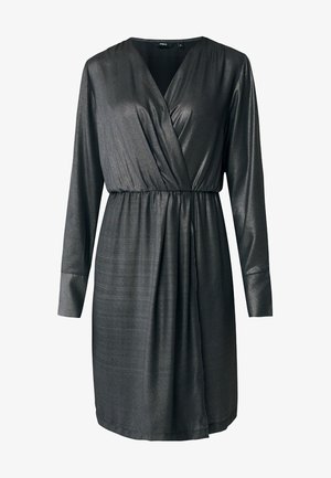 Sort, metallisk omslagkjole med lange ærmer, dyb V-udskæring, samlet talje og draperet nederdel med vertikal tekstur.