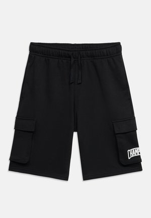 Sorte knelange cargoshorts med elastisk midjebånd, snøring og to store sidelommer med klaff, hvorav den ene har en hvit "CHAMP"-logo.