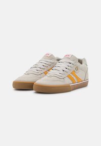 Globe ENCORE 2 - Sapatilhas - birch/yellow