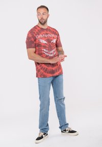 Paradiso Clothing DISTURBED SCARY FACE DIP DYE - Print T-shirt - red