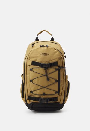 Zaino in tessuto giallo con fondo nero, dotato di un cordino elastico frontale, numerose tasche con zip e una maniglia superiore per un facile trasporto.