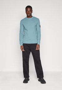 Calvin Klein Jeans BADGE TEE - Top dugih rukava - goblin blue