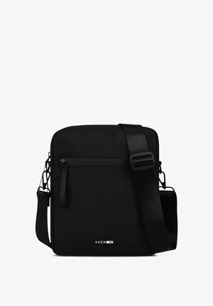 Schwarze Umhängetasche mit rechteckiger Form, aus strapazierfähigem Stoff gefertigt. Verfügt über einen verstellbaren Riemen, eine vordere Reißverschlusstasche und ein Markenlogo.