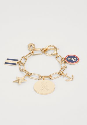 Aukso grandinė apyrankė su dideliais saitais, žvaigžde, apvaliu medaliu su reljefiniu dizainu, inkarų pakabuku ir spalvotu vėliavos pakabuku.