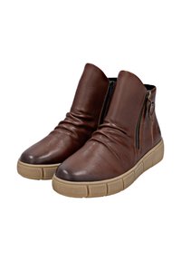 Botas de tobillo de cuero marrón con un diseño arrugado y cremalleras laterales. Presentan una suela de goma beige con un patrón texturizado.