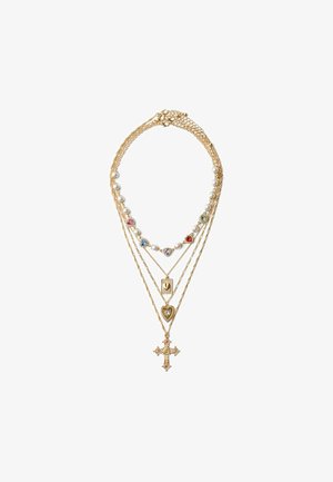 Kultakuvioinen kerroskoru, jossa on erilaisia helmi- ja värikkäitä jalokiviaksentteja, yksityiskohtaisia riipuksia, mukaan lukien risti- ja sydämenmuotoiset.