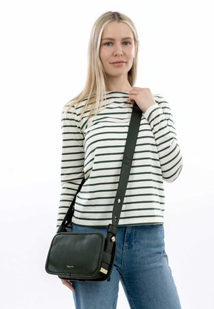 Borsa a tracolla nera in pelle con finitura testurizzata, forma rettangolare, dettagli dorati e tracolla regolabile. Indossata con una maglia a strisce e jeans.