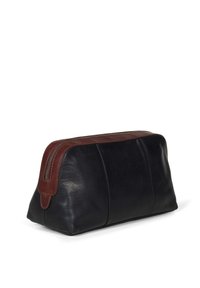 Svart läderpung med en mörkbrun läderdetalj, försedd med dragkedjestängning och en slät yta, lämplig för att organisera små föremål.