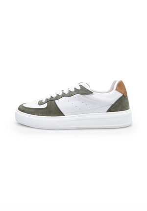 Tenisi albi cu accente de suede verde și toc din piele maro. Dispun de șireturi albe și detalii perforate pe lateral. Talpă din cauciuc.