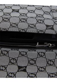 Mintás anyag clutch, szürke és fekete geometrikus dizájnnal, cipzáras záródással és sima textúrával. Belseje fekete bélésű.