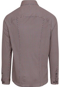 Langsleeve shirt met een geometrisch patroon in marineblauw, rood en lichtblauw. De stof heeft een gladde textuur met een klassieke kraag en knoopmanchetten.