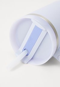 White and lavender insulated cup with a retractable straw, featuring a gold accent and a smooth matte finish. Easy-open lid design.