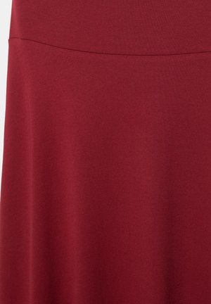 Duboko crvena tkanina glatke teksture, s vodoravnim šavom blizu gornjeg dijela.