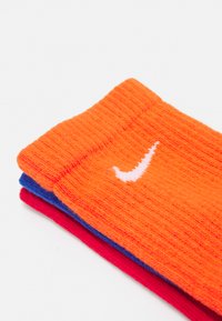 Nike Performance EVERYDAY PLUS CUSH CREW UNISEX 3 PACK - Sportske čarape - rush orange/game royal/university red/white