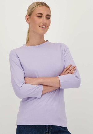 Licht lavendelkleurig langemouwen top met een ronde halslijn en driekwartmouwen, gemaakt van een soepele, rekbare stof. Eenvoudig en aansluitend ontwerp.