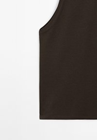 Canottiera marrone scuro realizzata in tessuto liscio ed elastico; presenta ampie aperture per le braccia e un orlo dritto. Design semplice senza motivi o decorazioni.