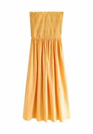 Gul stropløs sommerkjole med smocket bodice og samlet, flydende nederdel lavet af let stof.