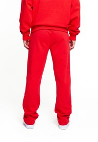 Pegador LOGO WIDE PANTS - Pantalones deportivos - washed red/white gum
