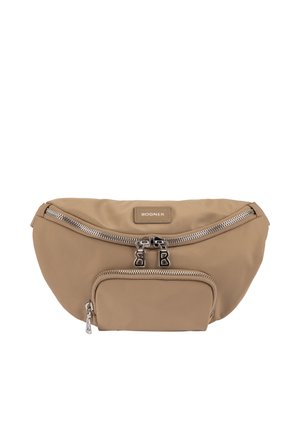 Beige bæltetaske med to sølv lynlåse, herunder et hovedrum med dobbelte lynlåstræk og en lynlås på frontlommen, med Bogner-mærke øverst.
