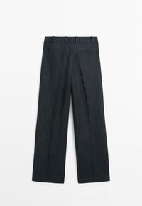 Donkergrijze wijd uitlopende broek met krijtstrepen, voorzien van riemlussen en een enkele achterzak met beleg, plat gelegd op een witte achtergrond.