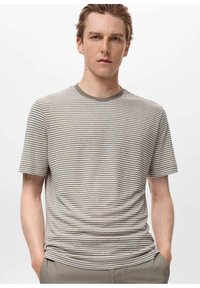T-shirt a maniche corte a righe in beige chiaro con righe grigio scuro, caratterizzato da un collo rotondo e una texture morbida.