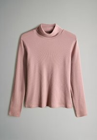 Langermige stofroze ribgebreide turtleneck top met een aansluitende pasvorm, weergegeven tegen een lichtgrijze achtergrond.