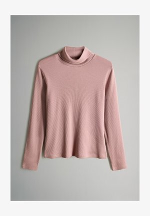 Langærmet blød pink ribbet turtleneck trøje med en tætsiddende silhuet præsenteret mod en lys grå baggrund.