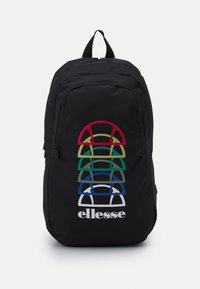Sac à dos noir en tissu durable, avec un design graphique multicouche coloré et un logo blanc en bas. Deux poches zippées.
